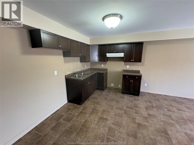 Building Photo - 448 Simcoe St