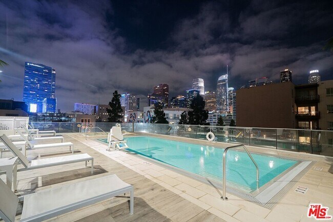 Foto del edificio - 1050 S Grand Ave