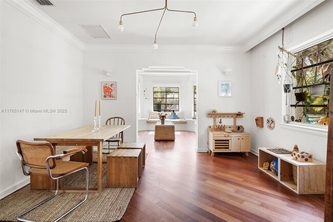 Foto del edificio - 641 NE 57th St