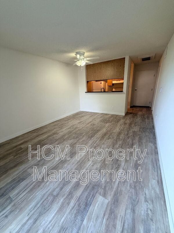 Building Photo - 10418 Scoville Ave