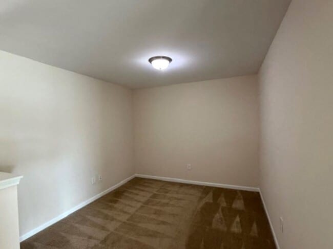 Foto del edificio - ~~ Luxurious End Unit 3-bedroom Townhome ~~