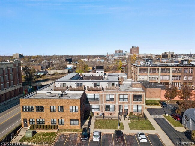 Foto del edificio - 5766 Trumbull Ave