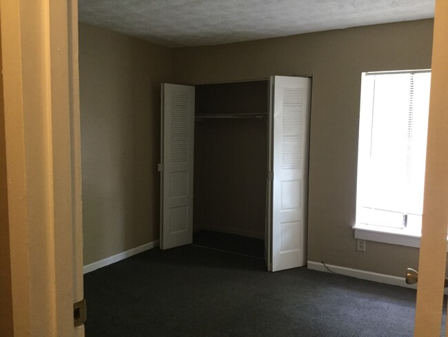 Building Photo - Great Condo Unit Available In Convenient D...