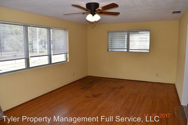Building Photo - 117 Maplewood Dr