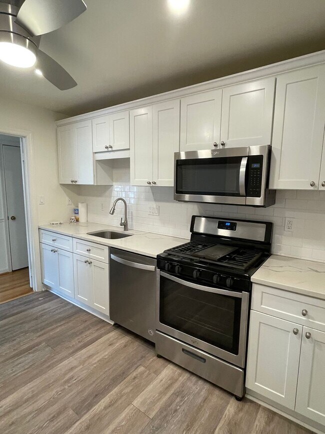 Foto del edificio - Spacious 4-Bedroom, 3-Bathroom Home in a G...