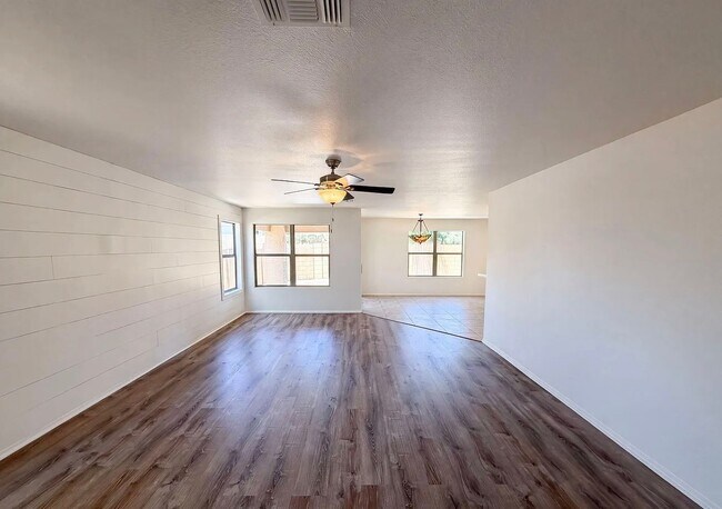Foto del edificio - 7501 E Deer Valley Rd