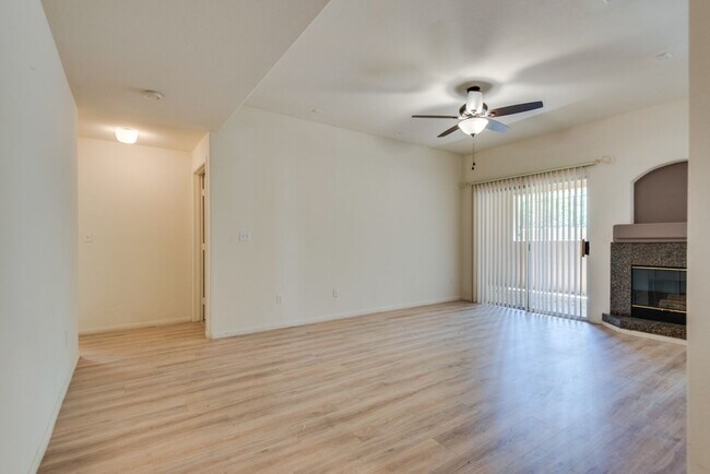 Foto del edificio - First Floor Condo Guard Gated Summerlin Re...