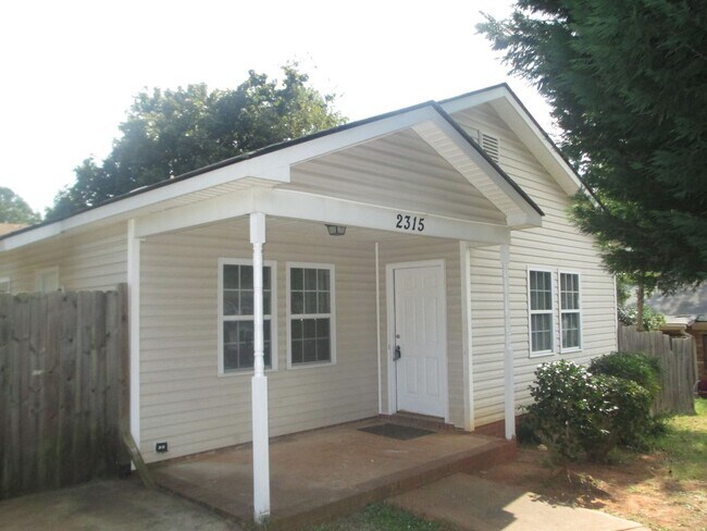 Foto del edificio - Ranch home minutes from uptown Charlotte