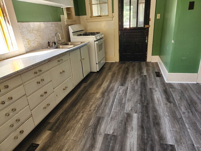 Kitchen - 715 N C St