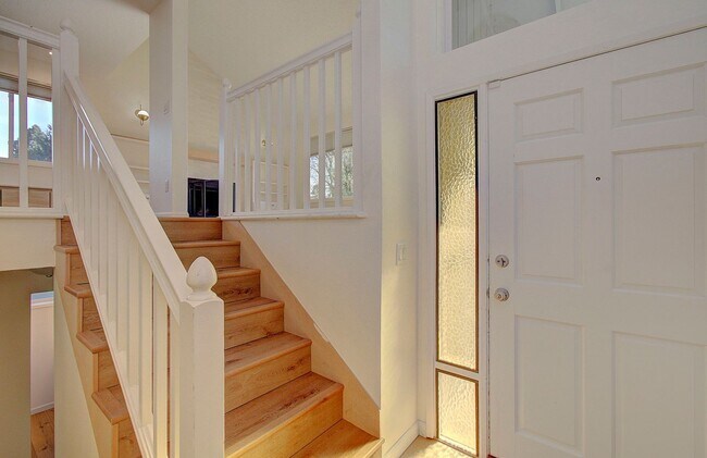 Foto del edificio - Spacious 4bd 2.5ba Home - Avail. Now!