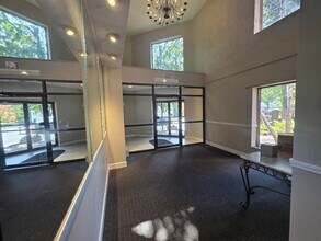 Building Photo - 123 Elm St