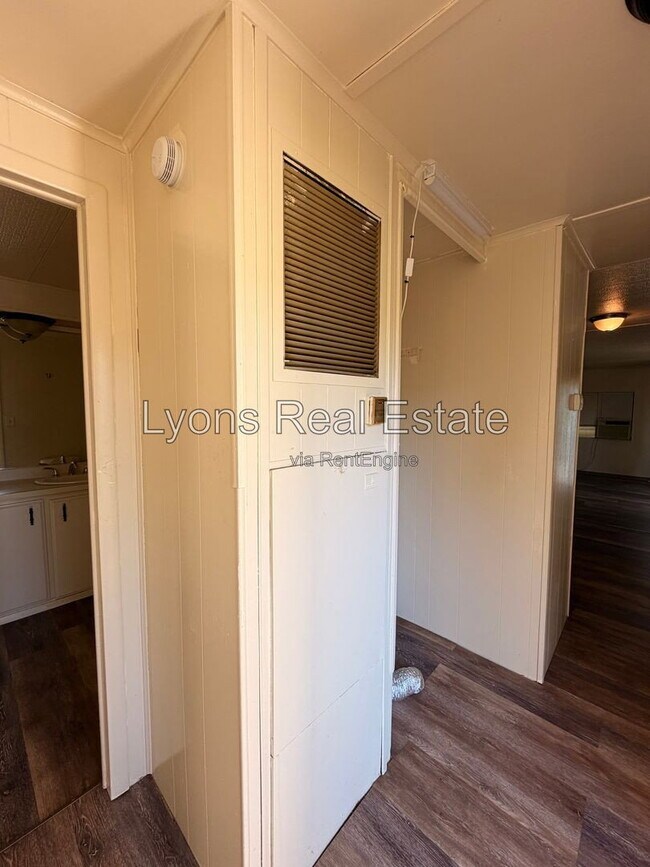 Building Photo - 7555 Ebson Dr