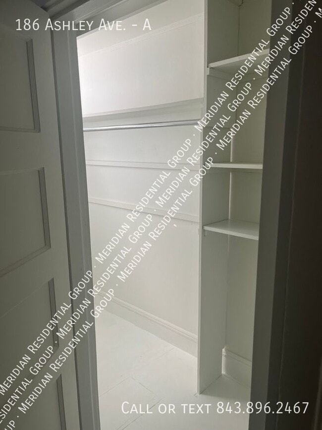 Building Photo - Spacious 1 Bed / 1 Bath in the Hart of Cha...