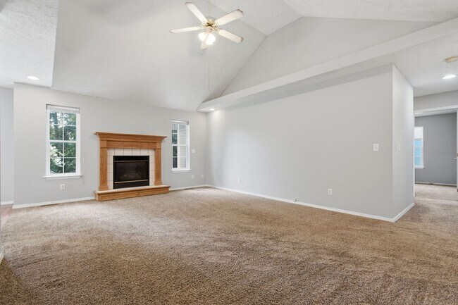 Foto del edificio - Spacious 4-Bedroom Home with Huge Backyard in Ozark!