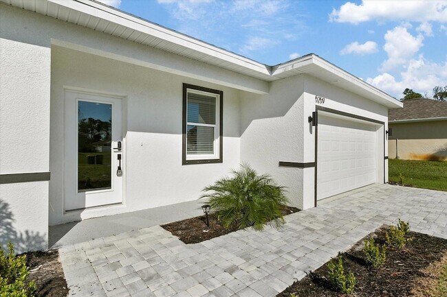 Building Photo - 517 Madeira St