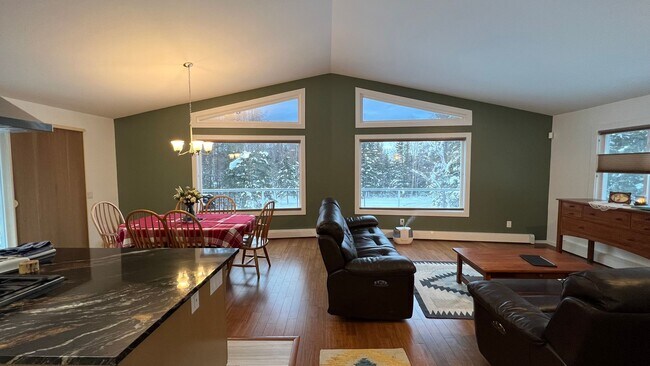 Building Photo - 3 Bed/2 Bath/2 Car Garage on beautiful 2 a...