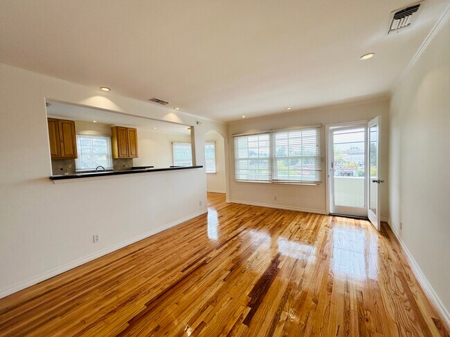 Foto del edificio - 4266 Holly Knoll Dr