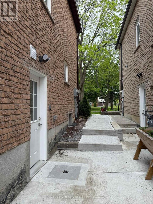 Building Photo - 65 Hewitt Crescent