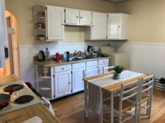 Building Photo - Stunning Davis Square 3 Bed!