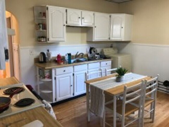 Foto del edificio - Stunning Davis Square 3 Bed!