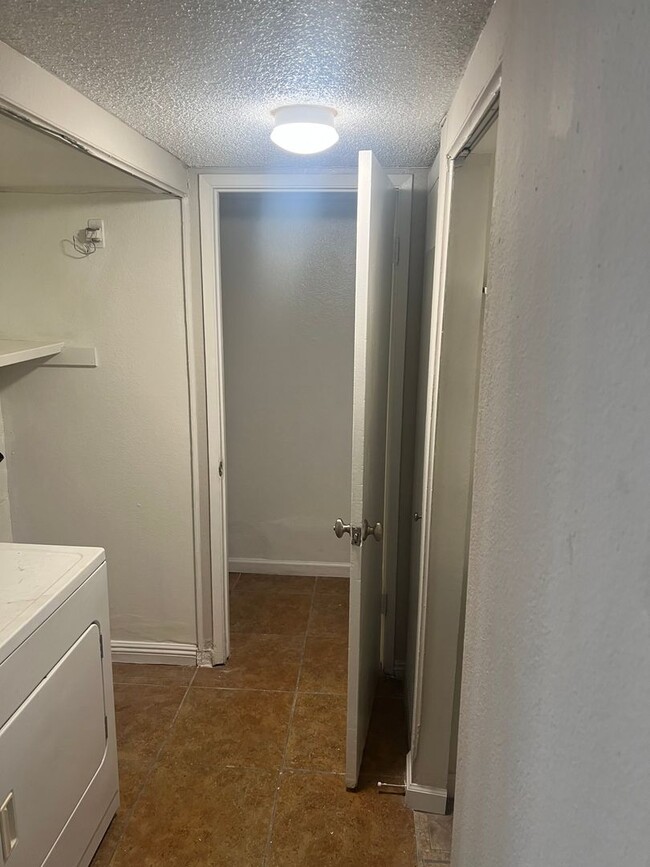 Foto del edificio - 3 Bedroom 1.5 Bathroom   Cheyenne & Civic ...