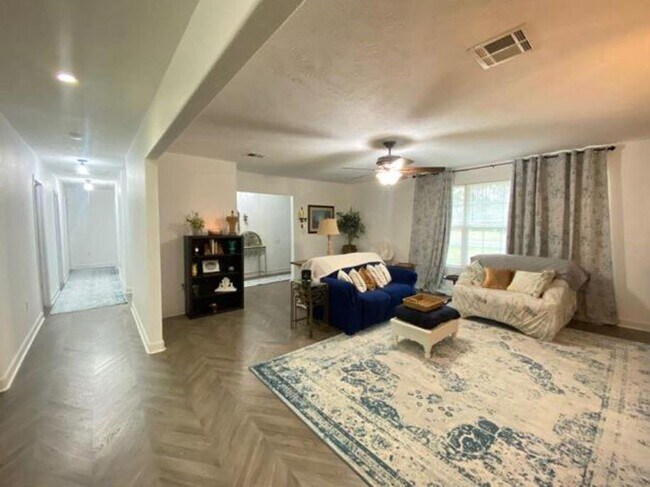 Foto del edificio - 115 Matthews Ln
