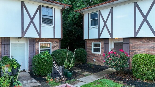 Building Photo - Renovated Townhome in Village Green!