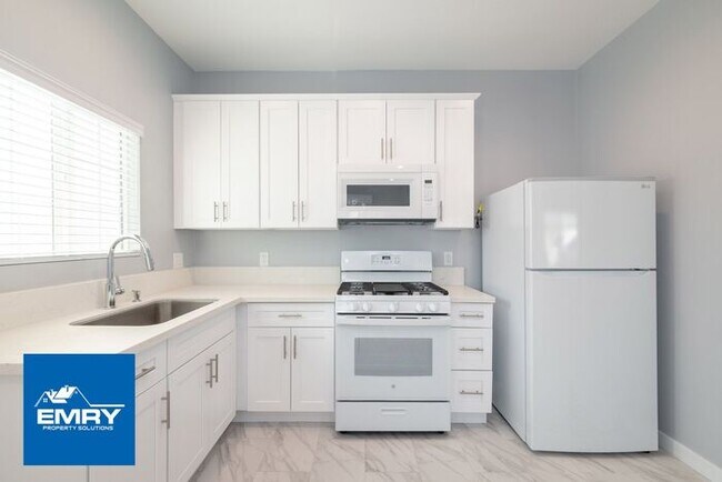 Building Photo - 1 Bed 1 Bath for Rent in Granada Hills