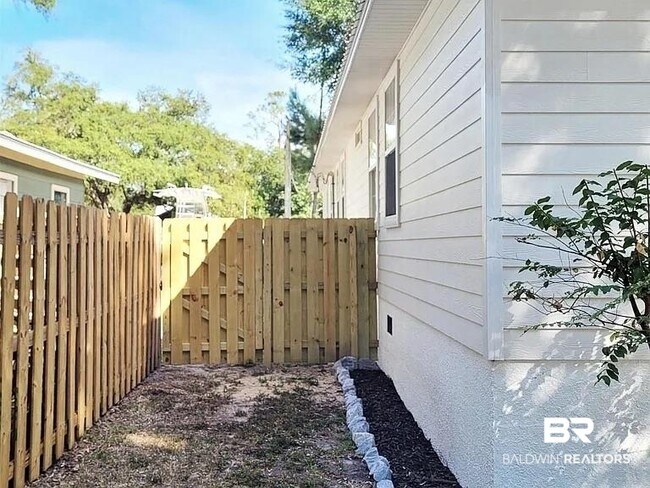 Foto del edificio - 5255 Pine Rd