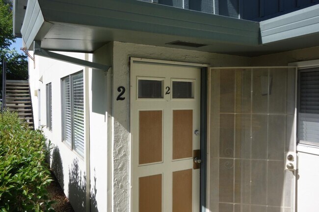 Foto del edificio - 323 Blossom Hill Rd