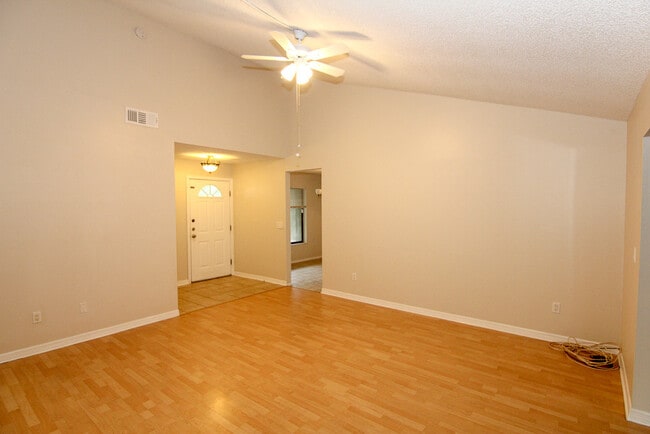 Building Photo - 3/2 Single Family home with Fenced Yard