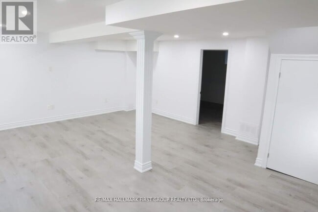 Building Photo - 1627 Baggins St