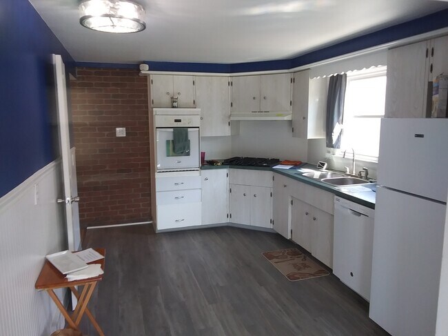 kitchen - 131 Kamper Ave