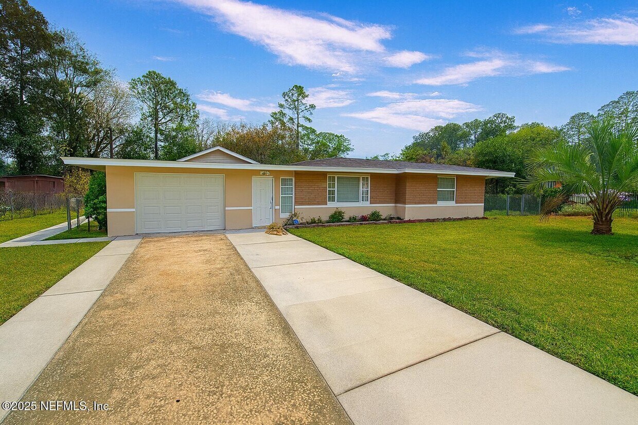 Foto principal - 9565 Carbondale Dr W