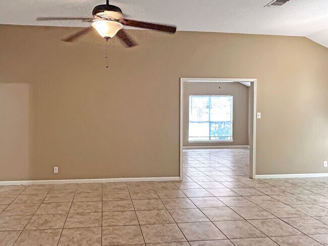 Foto del edificio - Charming 3-Bedroom Home in Great Northwest...