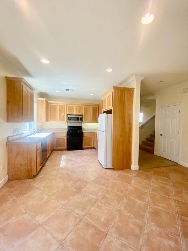 Building Photo - West Davis 5 Bedroom Home