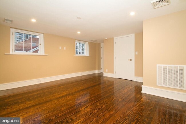 Building Photo - 200 Spruce St