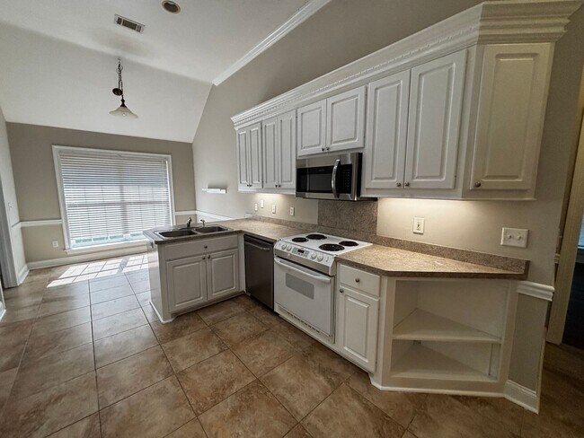 Building Photo - 410 Abbey Woods