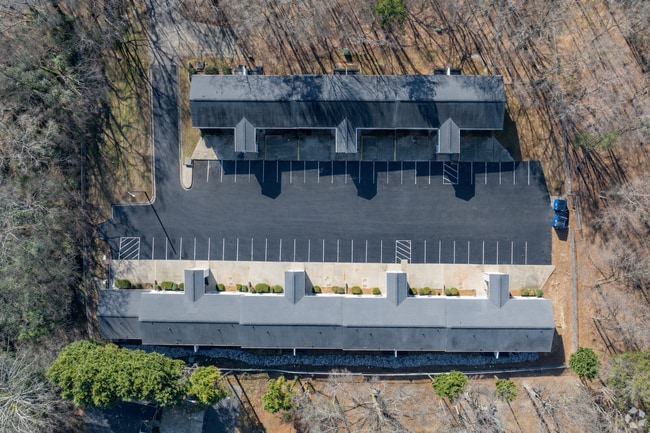 Building Photo - Tastefully Renovated 2BD Home with WiFi & Washer/Dryer Included | 1 Month Free on a 13-Month Lease