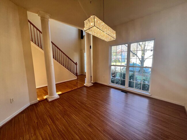 Building Photo - Lavish 4 BR/3.5 BA Single-Family Home in R...