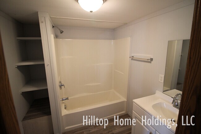 Foto del edificio - 57 Hilltop Rd