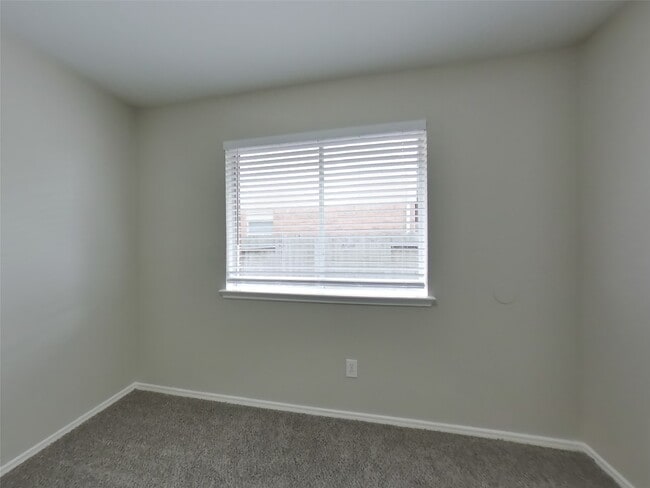 Building Photo - 1824 Old Creek Dr