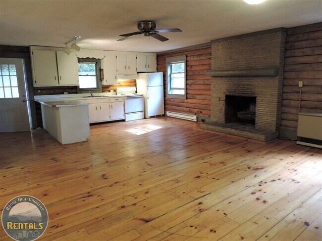 Foto del edificio - Cute Log Home Overlooking Wooded Area