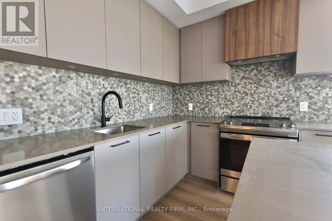 Building Photo - B-020-B-020 LAGERFELD Dr