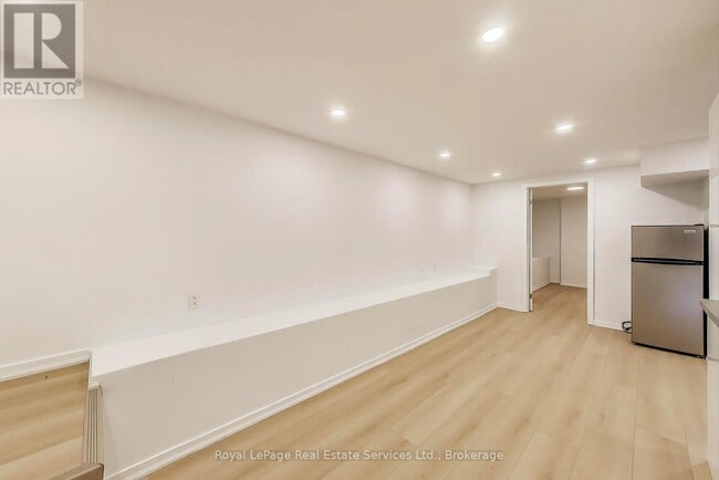 Building Photo - 846 Carlaw Ave