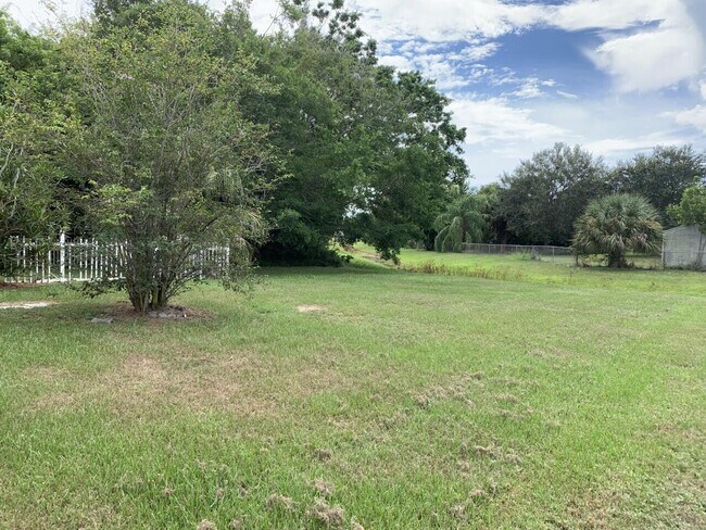 Building Photo - 1838 SE North Buttonwood Dr