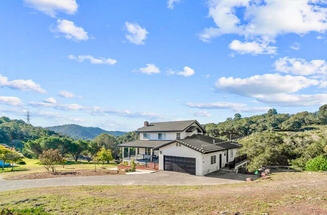 Enjoy the Central Coast country side while only being 2 miles from the Arroyo Grande village! - 221 Appy Way