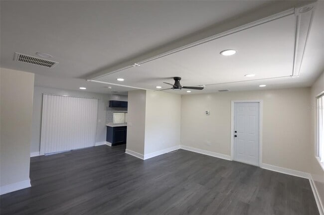 Building Photo - 1500 Laurel Cir