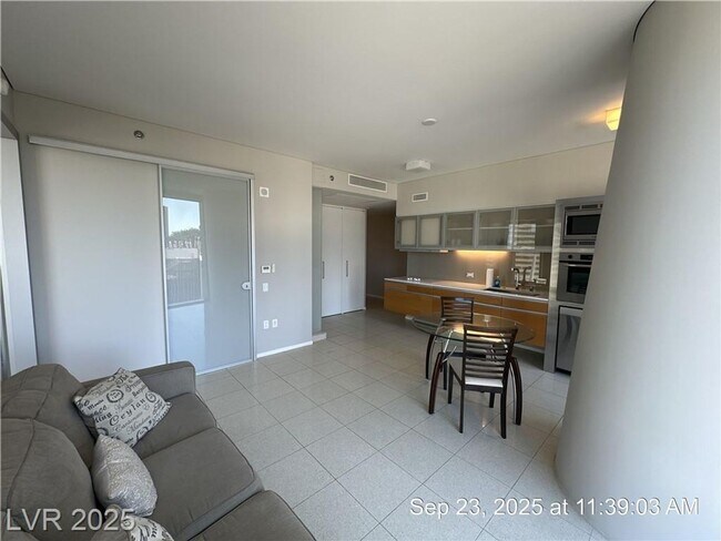 Foto del edificio - PARTIALLY FURNISHED 8TH FLOOR 1 BED 1 BATH