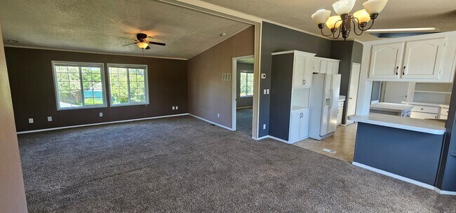 Building Photo - 510 S Circle Dr
